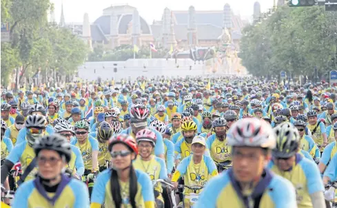  ?? APICHART JINAKUL ?? Cyclists converge around Sanam Luang yesterday as they prepare to hit the road in the ‘Bike for Dad’ mass cycling event to mark His Majesty the King’s 88th birthday on Dec 5. More than 600,000 cyclists took part across Thailand and in cities around the...