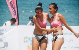  ?? BVR PHOTO ?? NAGDIWANG sina MJ Ebro at Derie Rosales ng Team XentroMall’s matapos makaiskor laban kina Team Amazing Puerto Galera’s Bea Tan at Dij Rodriguez sa finals ng women’s division ng BVR on Tour Amazing Puerto Galera Dreamwave Open nitong Linggo.