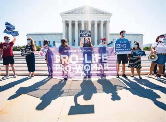  ??  ?? Betogers tegen abortus (pro-life) verzamelde­n zich maadag bij het Hooggerech­tshof in Washington.