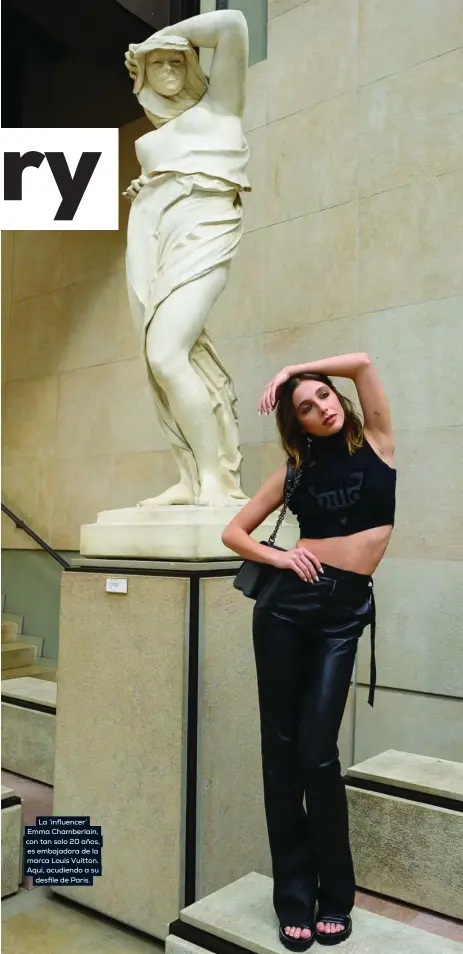  ?? ?? La ‘influencer’ Emma Chamberlai­n, con tan solo 20 años, es embajadora de la marca Louis Vuitton. Aquí, acudiendo a su desfile de París.
