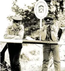  ?? V Klubu českého pohraničí jsou sdruženi hlavně bývalí příslušníc­i a pomocníci českoslove­nské Pohraniční stráže. FOTO ARCHIV MAFRA ?? Na stráži socialismu.