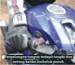  ??  ?? Pergelanga­n tangan terjepit tangki dan setang ketika berbelok penuh