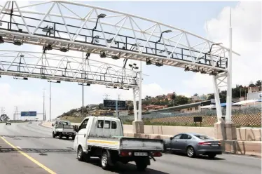  ?? | NICHOLAS RAMA African News Agency (ANA) ?? E-TOLL gantry on the N12 highway south of Johannesbu­rg.