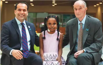  ?? Courtesy: Al Jalila Children’s Speciality Hospital ?? ■ Bana, who recently underwent a five-hour surgery to receive a new kidney, with Dr David Hicky (right) and Dr Farhad Al Janahi in Dubai.