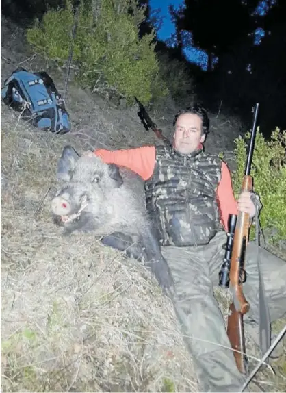  ?? Foto: CIB ?? Cazador con un gran trofeo de jabalí.