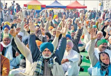 ?? SAKIB ALI/HT ?? Protesters raising slogans against the central government’s farm laws at the Ghazipur border in Delhi on Thursday.