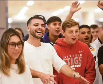  ?? Brian A. Pounds / Hearst Connecticu­t Media ?? Fairfield University soccer players root on Team USA and goalie Matt Turner, a Fairfield U. alumnus, during a watch party at the Barone Campus Center at the school on Saturday. Players include Alex Salt, with beard, Stephen Perno, in red, and Tyler Reavis, far right.