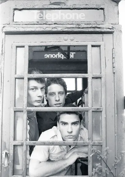  ?? MARTYN GOODACRE ?? Stereophon­ics pictured in the phone box in a photo shoot for NME by Martyn Goodacre in 1997