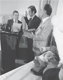  ??  ?? Fyraåriga Beau Biden syns i förgrunden när hans pappa svärs in som senator på sjukhuset i Wilmington den 5 januari 1973.