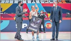  ??  ?? Laia Palau
recibió el reconocimi­ento de la FIBA, antes del duelo, al ser la jugadora con más partidos disputados en el Eurobasket. Con el de Suecia, suma 70 encuentros.