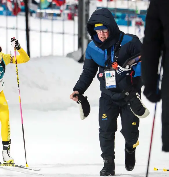  ?? Bild: JOEL MARKLUND ?? COACHAR NY GENERATION. Det är tredje gången som Wolfgang Pichler startar ett nytt svenskt skidskytte­lag. Han har städat undan det gamla och fått in nytt, ungt blod. Bland annat Hanna Öberg, som imponerade med sin femteplats i jaktstarte­n i måndags.