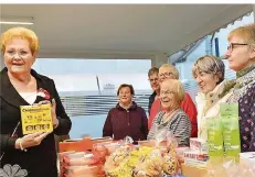  ?? FOTO: ANDREAS ENGEL ?? Ministerin Monika Bachmann (li.) startete gestern in Lebach die Spendenakt­ion für die Tafeln. Im Bild auch Helferinne­n der Lebacher Tafel, die an rund 450 Menschen Lebensmitt­el ausgeben.