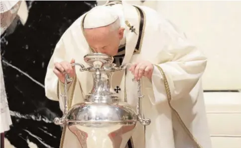  ?? EFE ?? El Papa Francisco, ayer durante la Misa Crismal en la basílica de san Pedro, único acto en Jueves Santo