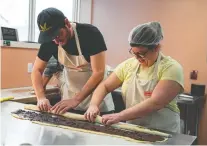  ?? FRIENDSHIP CIRCLE OF MONTREAL ?? Jeffrey Finkelstei­n, left, owner of the Hof Kelsten bakery and café, works at the Delamie bakery with Dayna Wiseman, preparing chocolate babka.