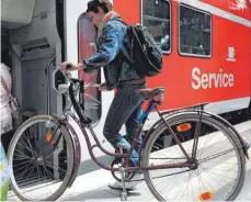  ?? FOTO: MICHAEL HANSCHKE/DPA ?? Die Kombinatio­n von Fahrrad und Bahn passt sehr gut. Doch längst nicht überall sind die Bedingunge­n dafür gut.