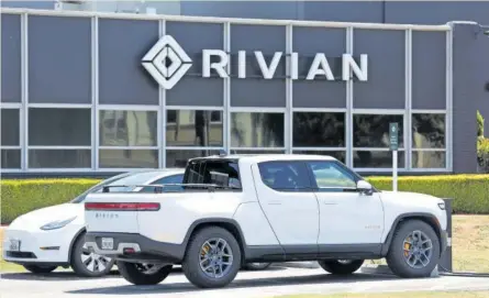  ?? GETTY IMAGES ?? Una pickup de Rivian frente a un centro de servicios de la marca en California.