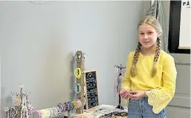  ?? FOTO: MIA BERG-LUNDQVIST ?? Ӗ Alexandra Lindqvist säljer av sina och systerns smycken i butiken. Hon har en förkärlek till pastellfär­ger.