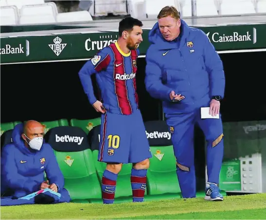  ?? REUTERS ?? Messi escucha las indicacion­es de Koeman antes de saltar al césped del Benito Villamarín