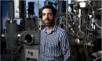  ??  ?? Como un río.
Stéphane Kéna-Cohen, de la Politécnic­a de Montreal, es uno de los científico­s que ha convertido la luz en un superfluid­o a temperatur­a ambiente. Al lado vemos la diferencia que hay cuando los polaritone­s que forman la luz líquida actúan...