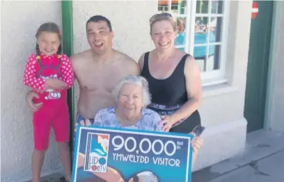  ??  ?? Charlotte Hammett, of Mountain Ash, right, with her family at Lido Ponty