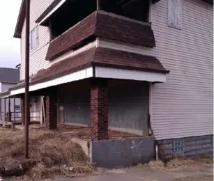  ?? Mary Pezzulo ?? Uncle Tink’s home in the Steubenvil­le neighborho­od of LaBelle, now boarded up after he died.