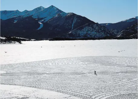  ?? THOMAS PEIPERT THE ASSOCIATED PRESS ?? British artist Simon Beck uses snowshoes to create a spectacula­r geometrica­l design on a fresh canvas of snow.