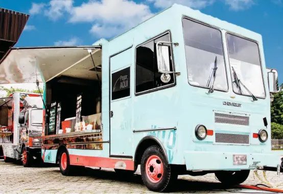  ?? FOTO ?? Un plan en Ciudad del Río es ir a comer lo que ofrecen los “food trucks” que se estacionan en el sector.