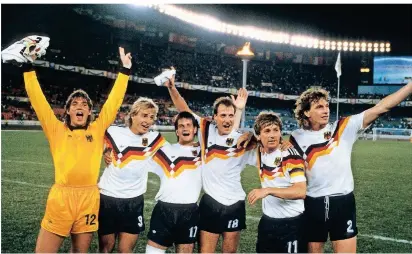  ?? FOTO: IMAGO ?? Deutscher Jubel über Bronze bei Olympia (v.l.): Uwe Kamps, Jürgen Klinsmann, Ralf Sievers, Gerhard Kleppinger, Frank Mill und Michael Schulz.