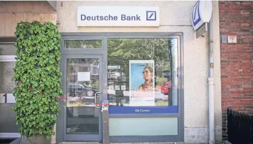  ??  ?? Die Filiale der Deutschen Bank am Nikolaus-Knopp-Platz in Heerdt einen Tag nach dem Sprengansc­hlag
