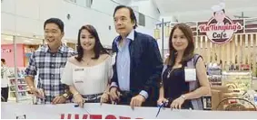  ??  ?? Anthony Taberna and wife Rossel with former Sen. Roberto Jaworski and Agricultur­e Usec. Bernadette Romulo-Puyat