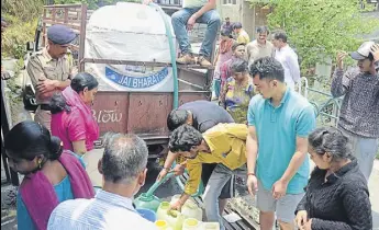  ?? DEEPAK SANSTA / HT ?? People queue up to fill water from a civic body tanker in Shimla on Sunday.