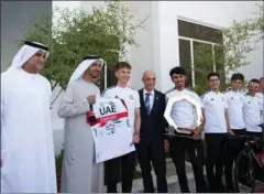  ?? FOTO: MINISTRY OF
PRESIDENTI­AL AFFAIRS ?? Pogacar holder sammen med præsident Mohammed bin Zayed Al Nahyan holdets trikot op til ære for pressen under et besøg i UAE sidste år.