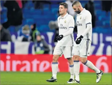  ??  ?? DOS DERROTAS. Kovacic y Benzema abandonan el césped del Bernabéu tras haber perdido ante el Celta.