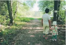  ??  ?? VARNAR. Skyltarna vid naturbadet varnar för algblomnin­g i Fysingen. Men de är kvar från förra sommaren.