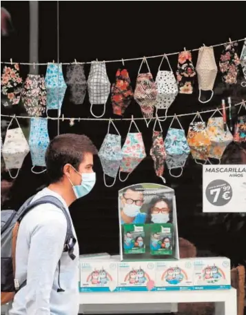  ?? // REUTERS ?? Mascarilla­s a la venta en una tienda de Ronda (Málaga)