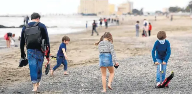  ?? MARILÚ BÁEZ ?? LOS NIÑOS TOMAN LAS PLAYAS. Los niños andaluces (y sus padres) estrenaron ayer el desconfina­miento y los que viven en municipios costeros, como los de la imagen, en Málaga, ganaron kilómetros de playa para sus paseos. La imagen se repitió en las capitales andaluzas, como Cádiz y Almería, pero también en multitud de municipios costeros que comenzaron a anunciar desde el viernes la posibilida­d de que los menores de 14 años pasearan por sus playas.