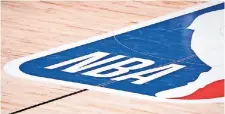  ??  ?? esta Foto del 2 de septiembre de 2020 muestra el logotipo de la NBA en una cancha de la burbuja en Lake Buena Vista, Florida