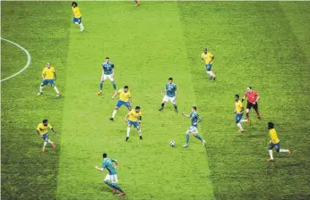  ?? FOTO: IMAGO ?? In der Findungsph­ase auf und neben dem Platz – Die DFB-Elf mit Toni Kroos (am Ball) gegen Brasilien.
