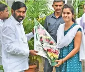  ?? — DC ?? Energy minister G. Jagadish Reddy congratula­tes the TSSPDCL’s first linewoman Babburi Shirisha in city on Wednesday.