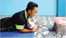  ?? ANGGER BONDAN/JAWA POS ?? SERIUS: Rendi Irwan menyimak instruksi pelatih saat latihan online.