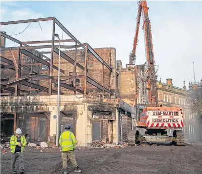  ?? Pictures by Kim Cessford. ?? SAD DAY: Demolition of the Art Deco former Robertson’s furniture store began yesterday following Saturday’s fire.