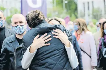  ?? DANI DUCH ?? El candidat de Podem a les eleccions de la Comunitat de Madrid, Pablo Iglesias, abraça la ministra de Treball, Yolanda Díaz, davant la mirada d’Unai Sordo, secretari de CC.OO.