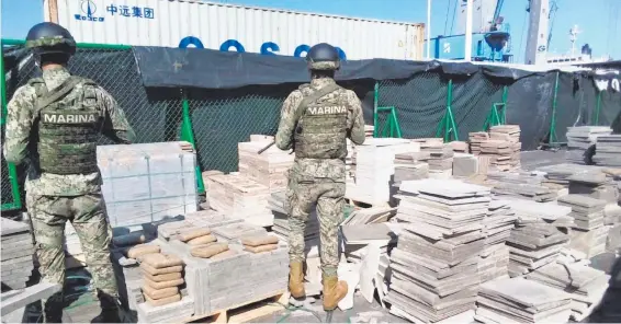  ?? CUARTOSCUR­O ?? En noviembre pasado, la Semar incautó casi 300 kilos de mariguana en la aduana de Manzanillo, Colima