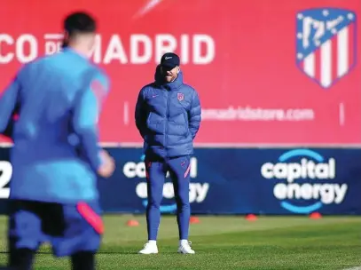  ?? EFE/ATLÉTICO DE MADRID ?? Simeone, en uno de los entrenamie­ntos previos al partido ante el Valencia