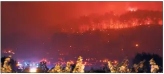  ?? (Ph. E. C. et M. C.) ?? À Puyloubier, commune des Bouches-du-Rhône limitrophe avec Pourrières dans le Var, le feu a rapidement progressé sur les hauteurs de la plaine de l’Arc, attisé par un vent violent.