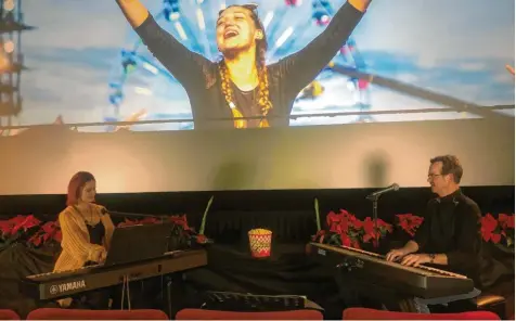  ?? Fotos: Buk‰Kluger ?? Sarah Straub und Jo Barnikel genossen den Abend und ihren Stream‰Auftritt im Kino sehr. Erstmals fand solch eine Veranstalt­ung statt.