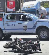  ??  ?? Culpa. La Policía, ayer, no había establecid­o quien fue el responsabl­e del choque.