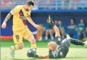  ?? AFP ?? Barcelona's Lionel Messi (L) challenges Eibar's goalkeeper Marko Dmitrovic during a La Liga game.