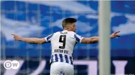  ??  ?? Herthas Piatek ist schneller als die Freiburger Abwehr und verwertet einen Abpraller zum 1:0