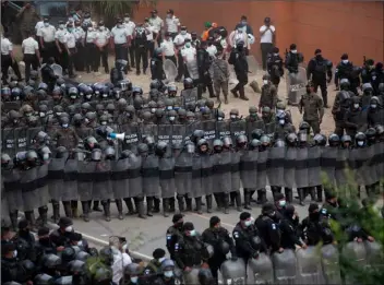  ?? AP PHOTO/SANDRA SEBASTIAN ?? Guatemalan soldiers and police block Honduran migrants from advancing toward the US border, on the highway in Vado Hondo, Guatemala, Monday.